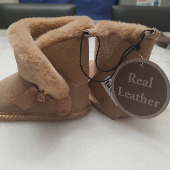 NWT❗️With Free❗️6-12M BearPaw Boots and Knitted Booties - Picture 2 of 4